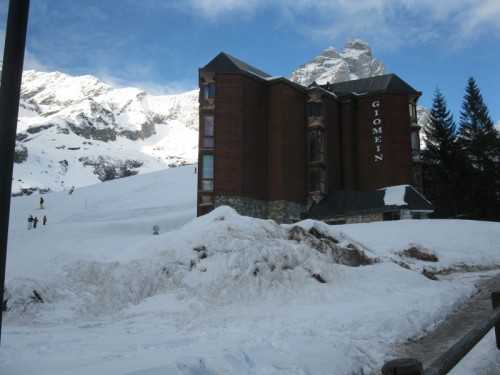 1 sciare vicino a casa - skiing near the building (800x600)