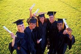 STUDENTI CON PERGAMENA E TOCCO